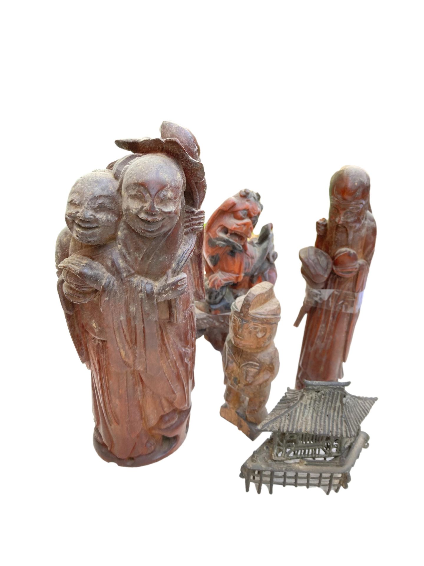 Null Ensemble comprenant deux statuettes en bois figurant des vieillards, un chi&hellip;