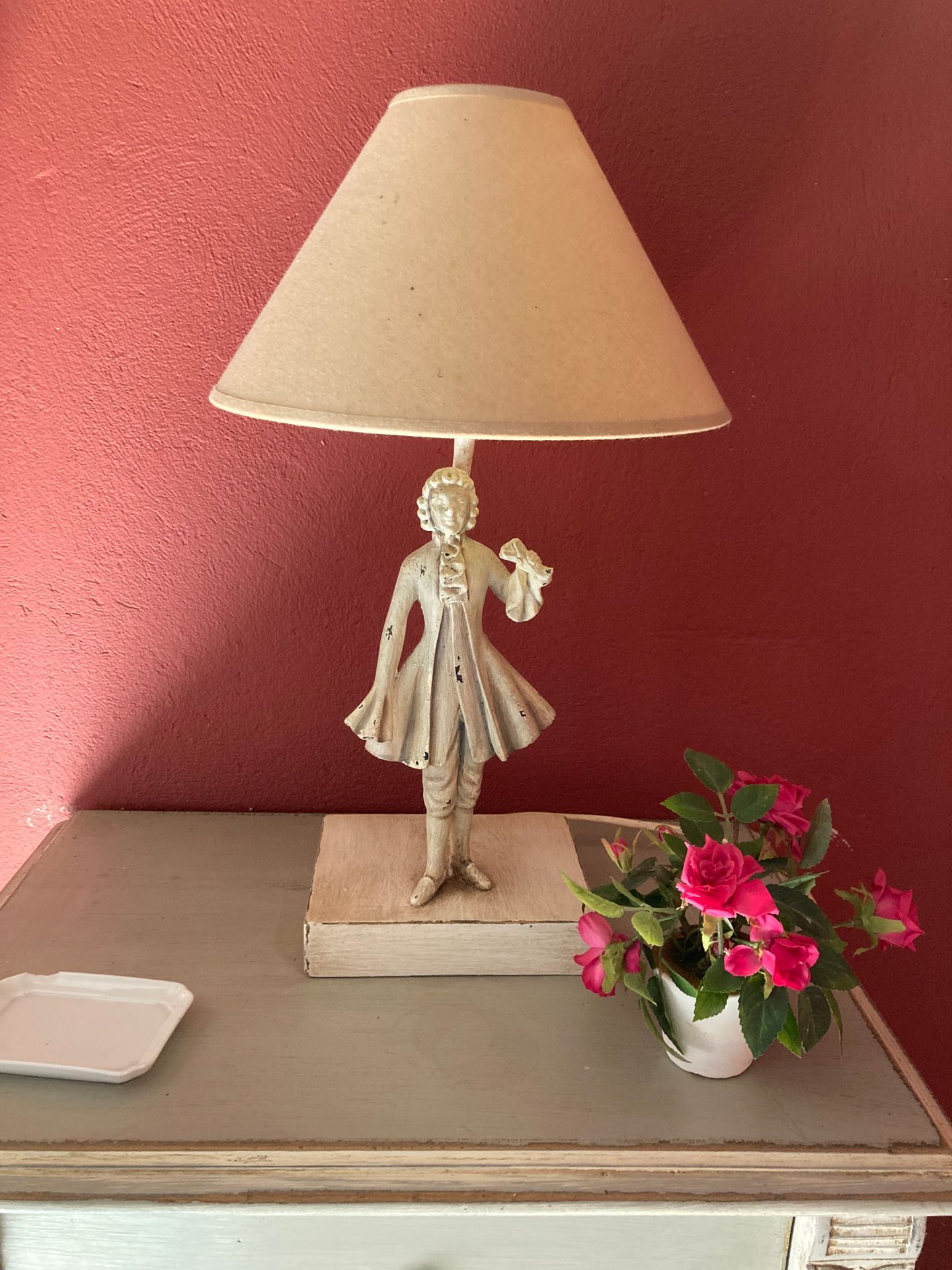 Null Coppia di lampade in resina e legno raffiguranti un gentiluomo e una donna &hellip;