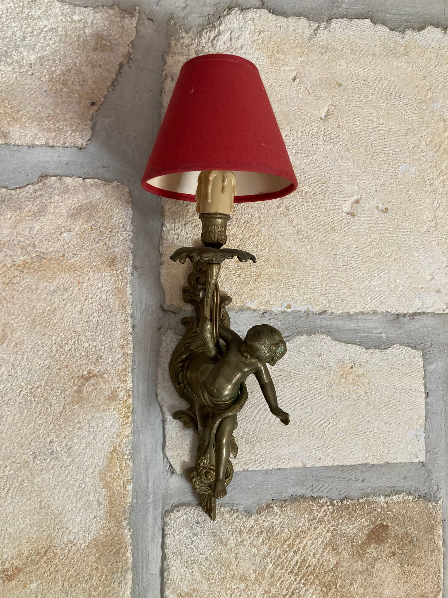Null 一对黄铜壁炉，装饰有小天使，手持一盏以爬山虎为主题的灯
H.25厘米