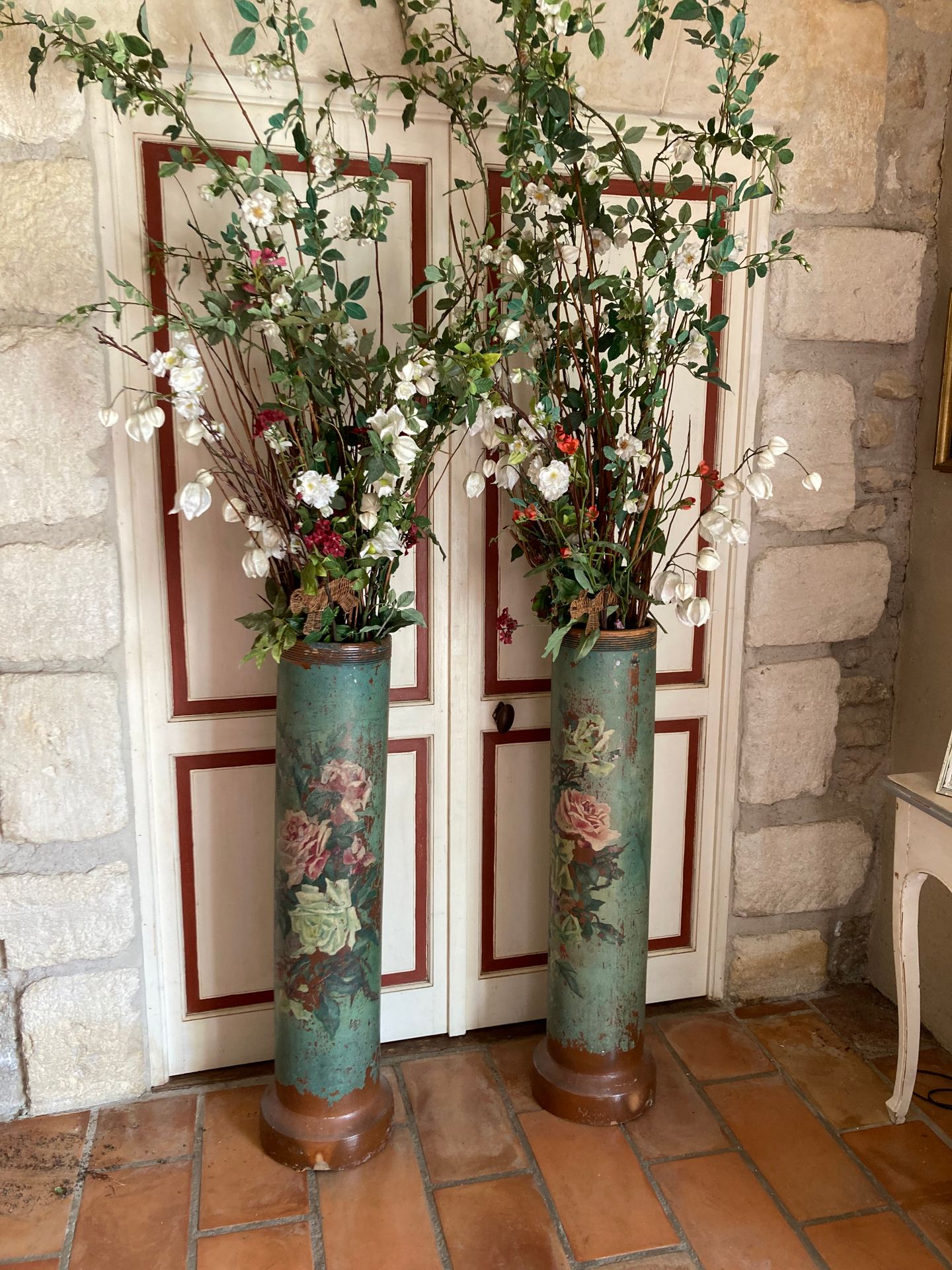 Null Paire de grands vases en terre cuites peints en polychromie de roses
H. 106&hellip;