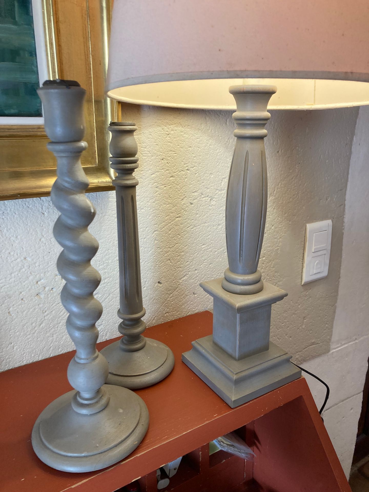 Null Set aus grau runderneuertem Holz mit zwei Kerzenhaltern und einem Lampenfuß
