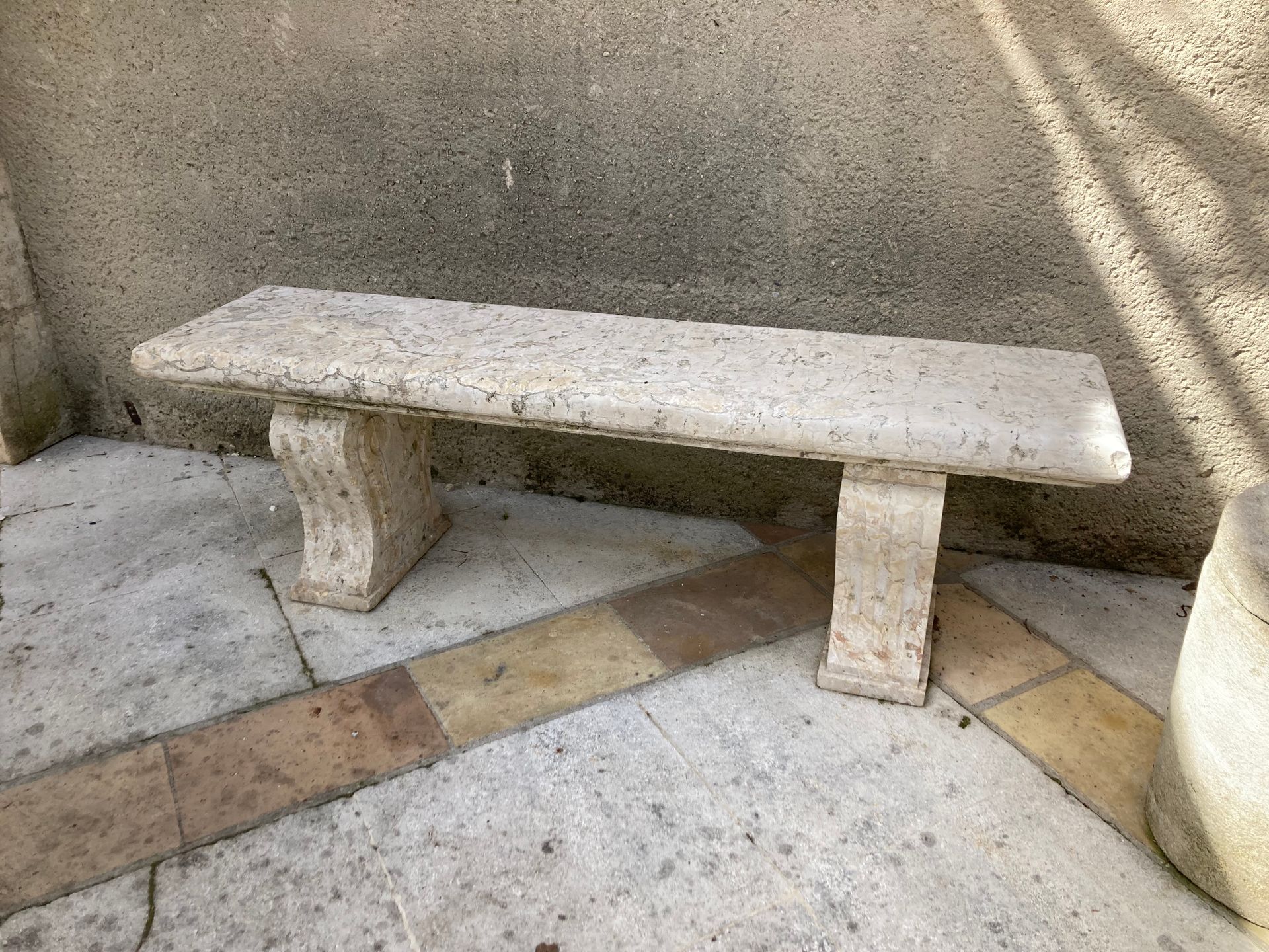 Null 一对阿勒颇石雕刻、模制和抛光的长椅，有凹槽支撑
H.44宽140深35厘米