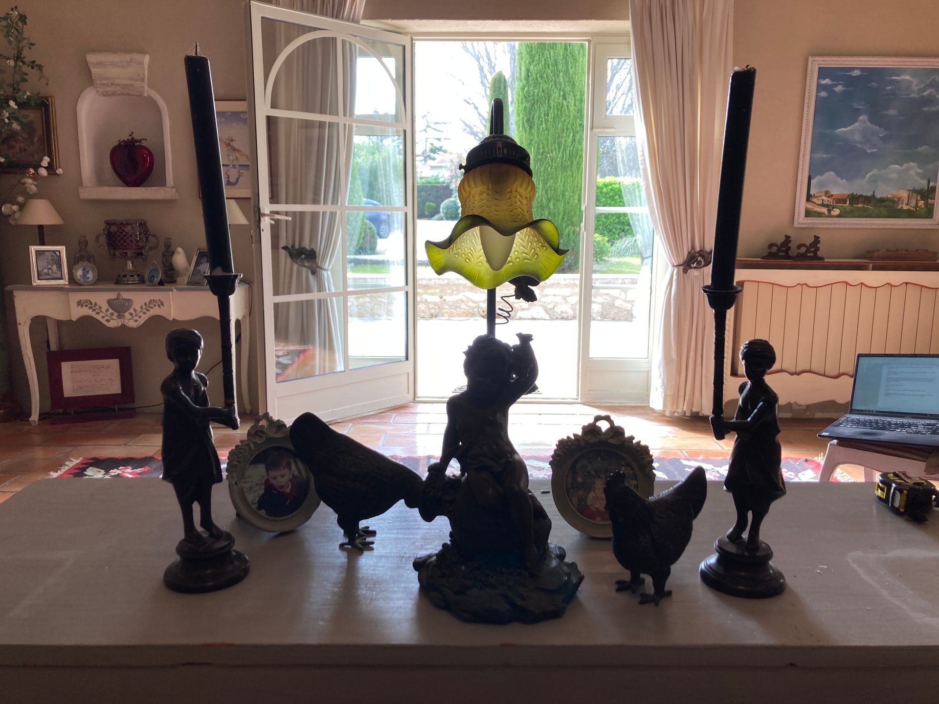 Null 抛光的金属套装包括两个烛台，两只母鸡，两个rechampie木框架，一盏灯描绘了一个坐在花瓶上拿着葡萄的普蒂。