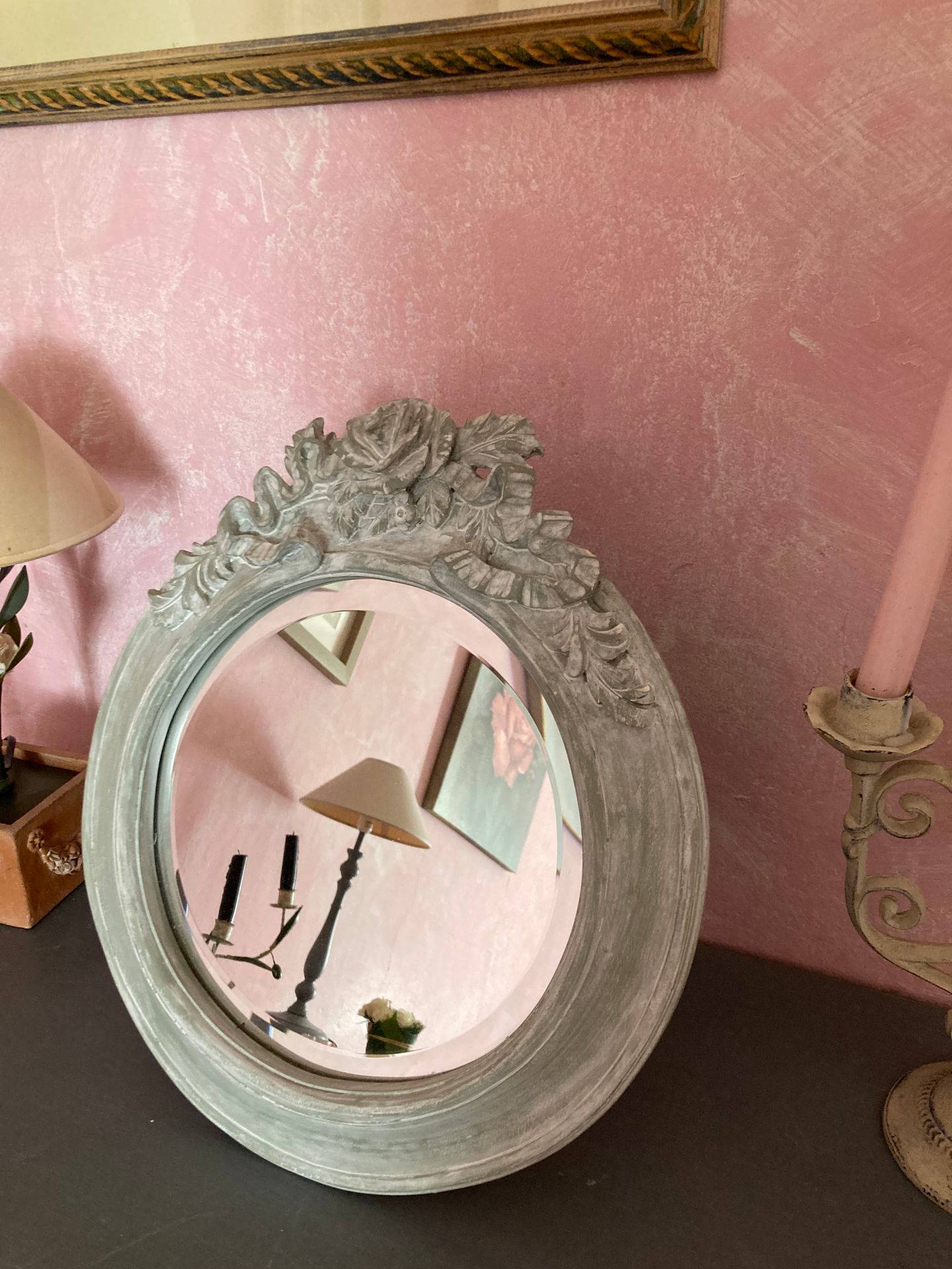 Null Ensemble comprenant un miroir rond à décors de fleurs, un pied de lampe en &hellip;