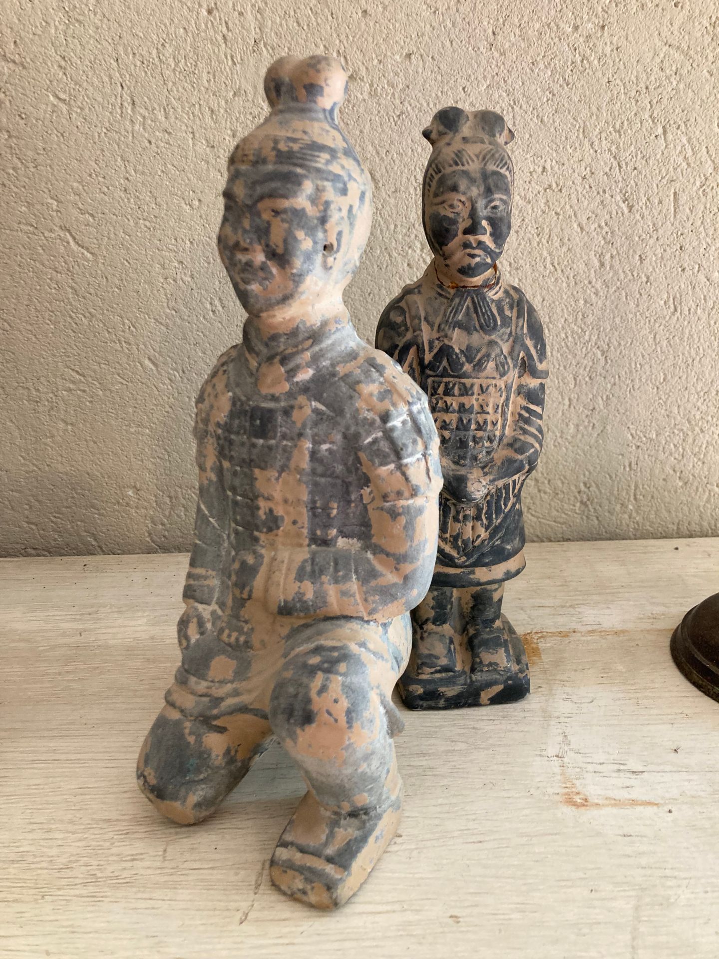 Null Zwei patinierte Krieger aus Terrakotta.
(Unvollkommenheiten)
China
H. 27 cm