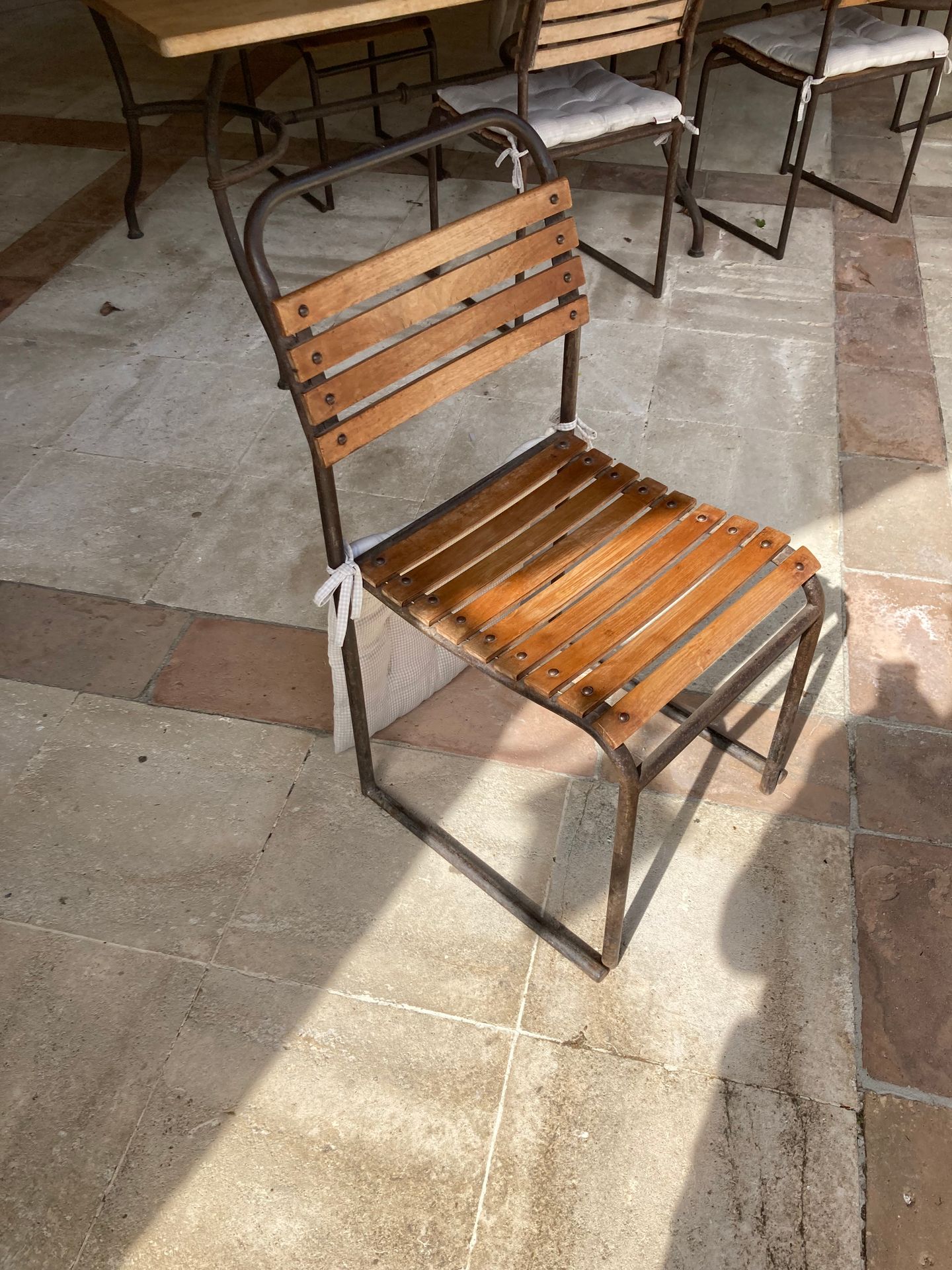 Null Suite aus zwölf Stühlen aus Stahl und Holz. 
H. 85 L. 42 cm