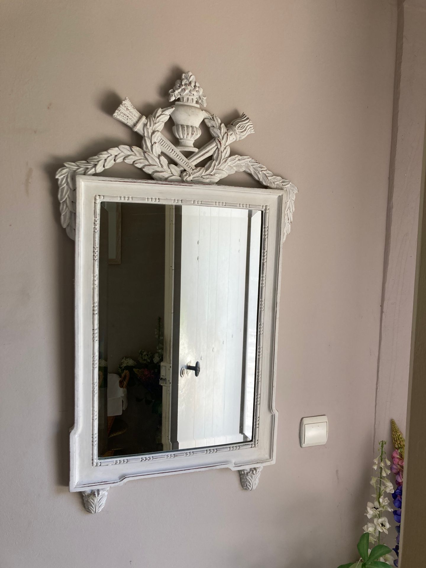Null Miroir en bois sculpté et rechampi gris le fronton à décors de carquois et &hellip;