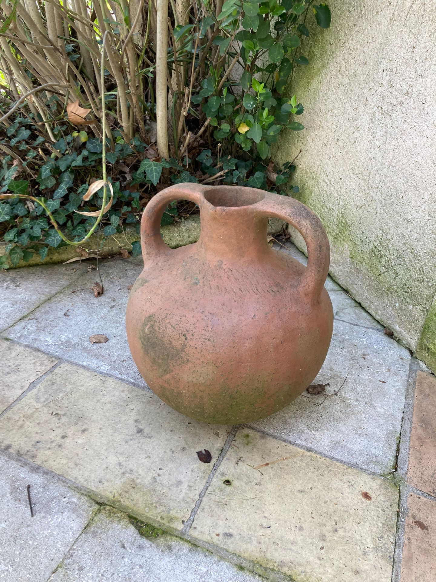 Null Terracotta jug with two handles
(Bottom glued back)
Cypriot work
H. 40 cm