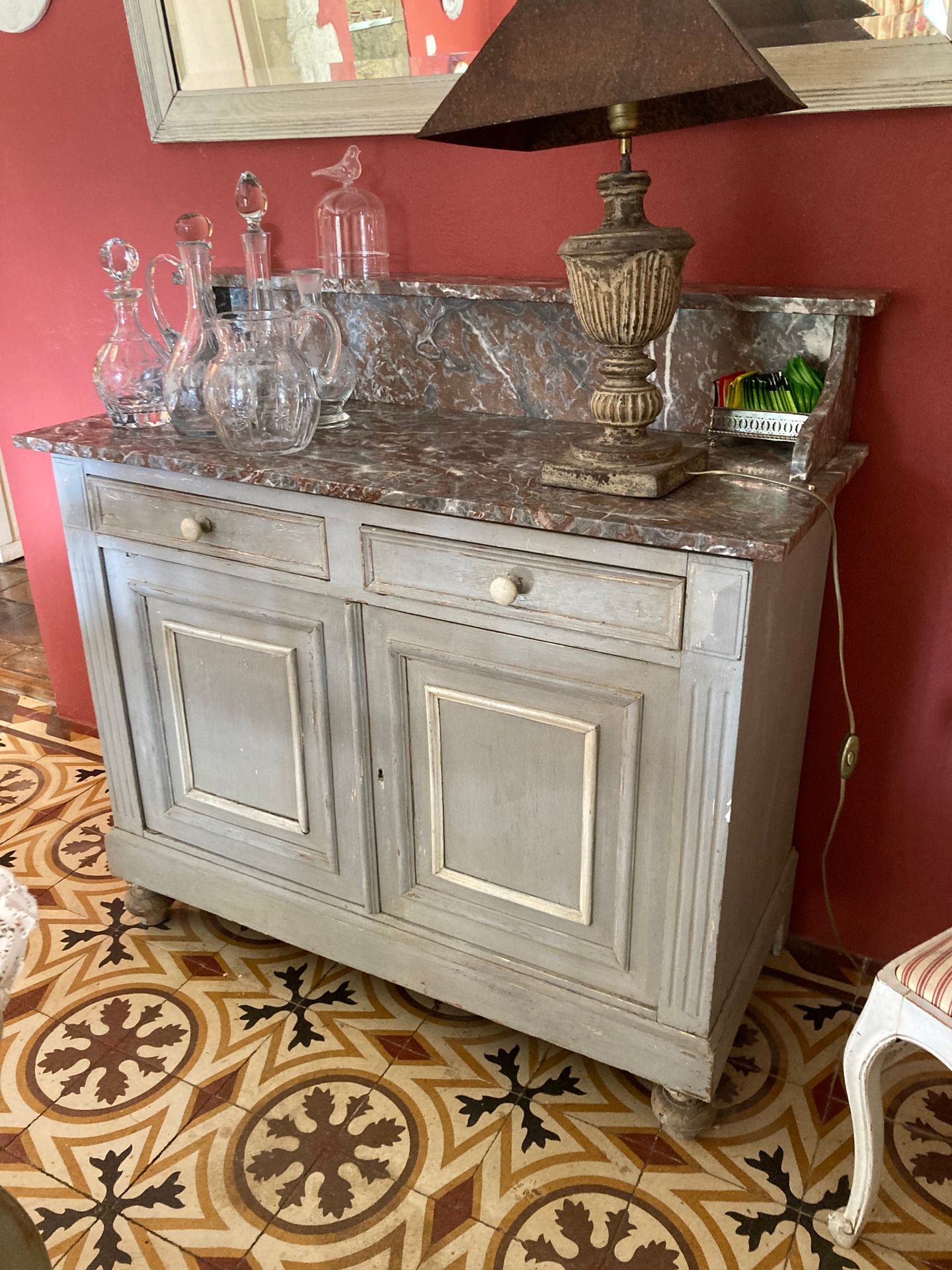 Null Credenza a due ante e due cassetti, con piano in marmo brecciato e ripiano.&hellip;