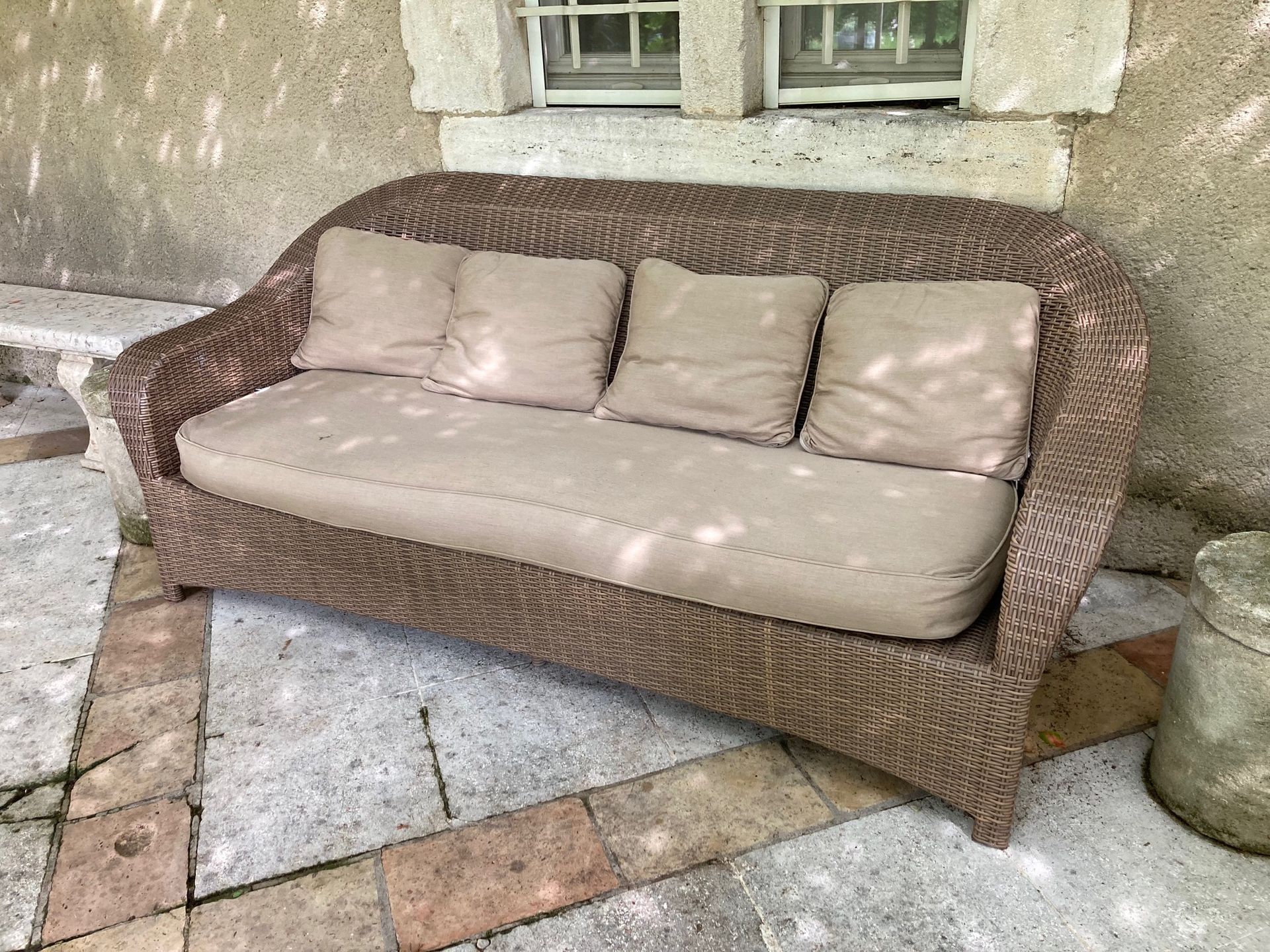 Null Sofa in woven plastic fiber
H. 82 W. 207 D. 80 cm