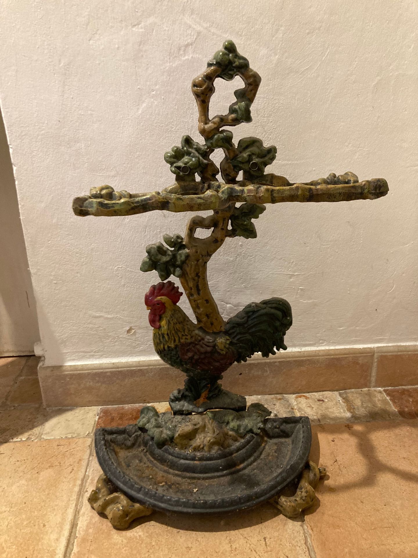 Null Paragüero de hierro fundido pintado en policromía con un gallo en un árbol.&hellip;