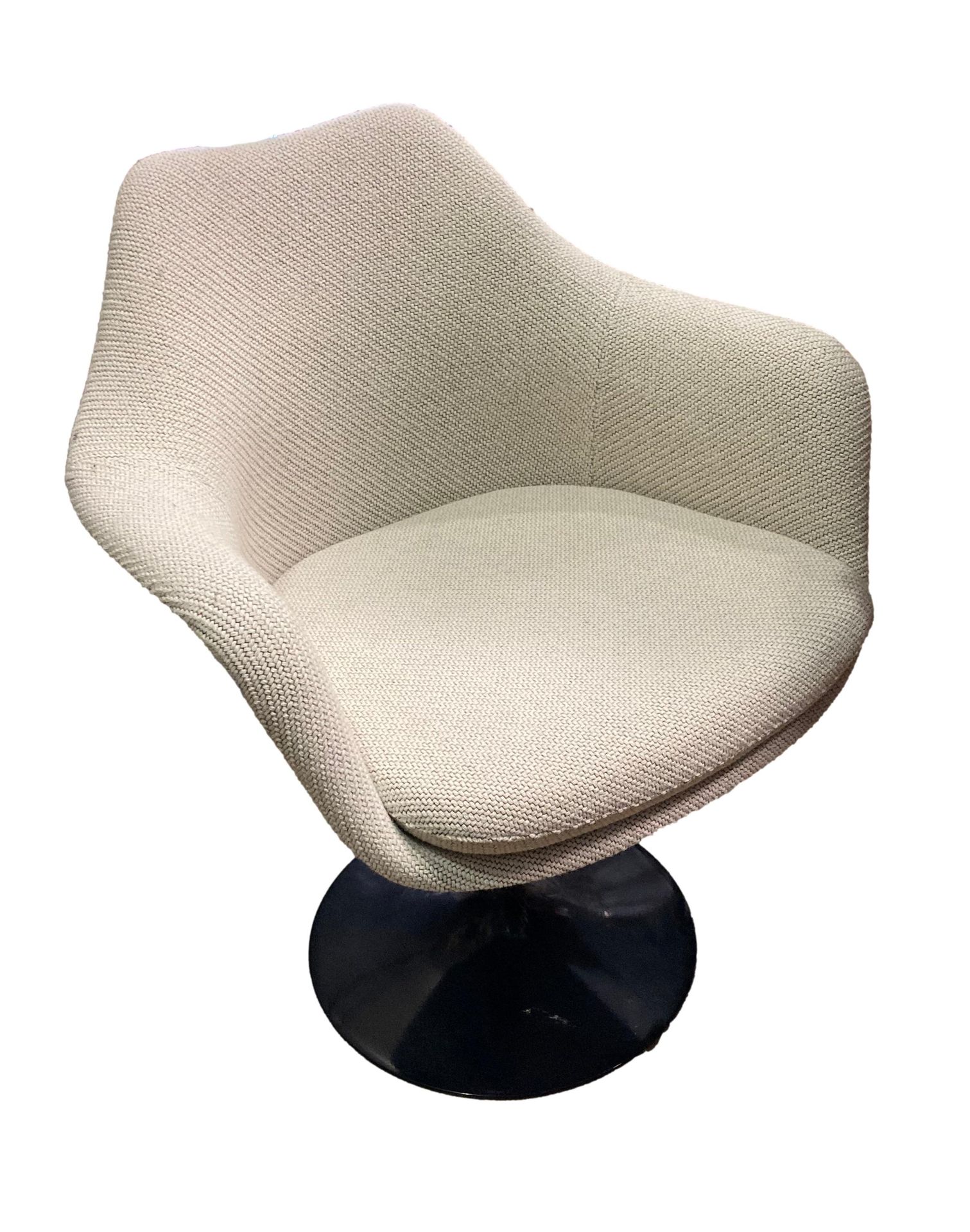 Null Eero SAARINEN (1910-1961) After
Tulip
Fabric-covered fiberglass armchair, b&hellip;