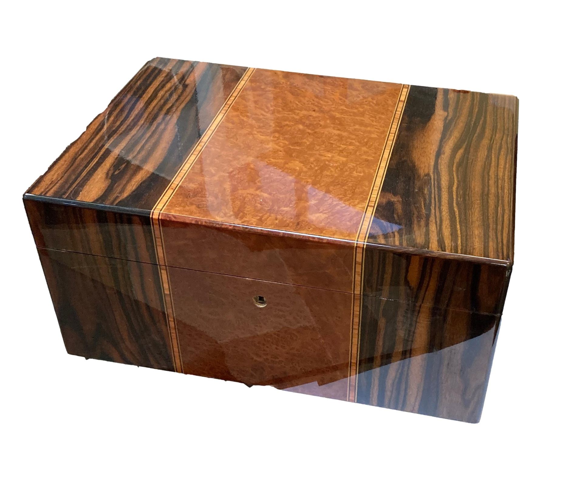Null 木质雪茄窖，镶嵌木板，一侧开口，有两个架子。加湿器 
H.17 宽 38 深 27 厘米
