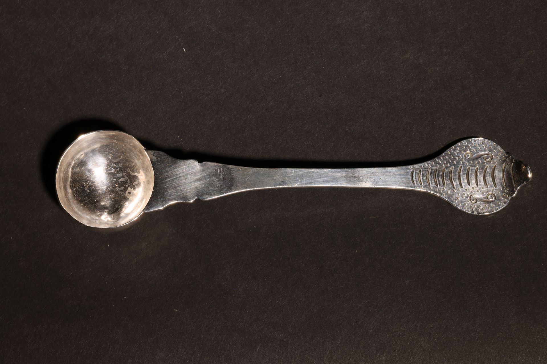 An Antique South Asian Opium Spoon Una antigua cuchara de opio del sur de Asia D&hellip;