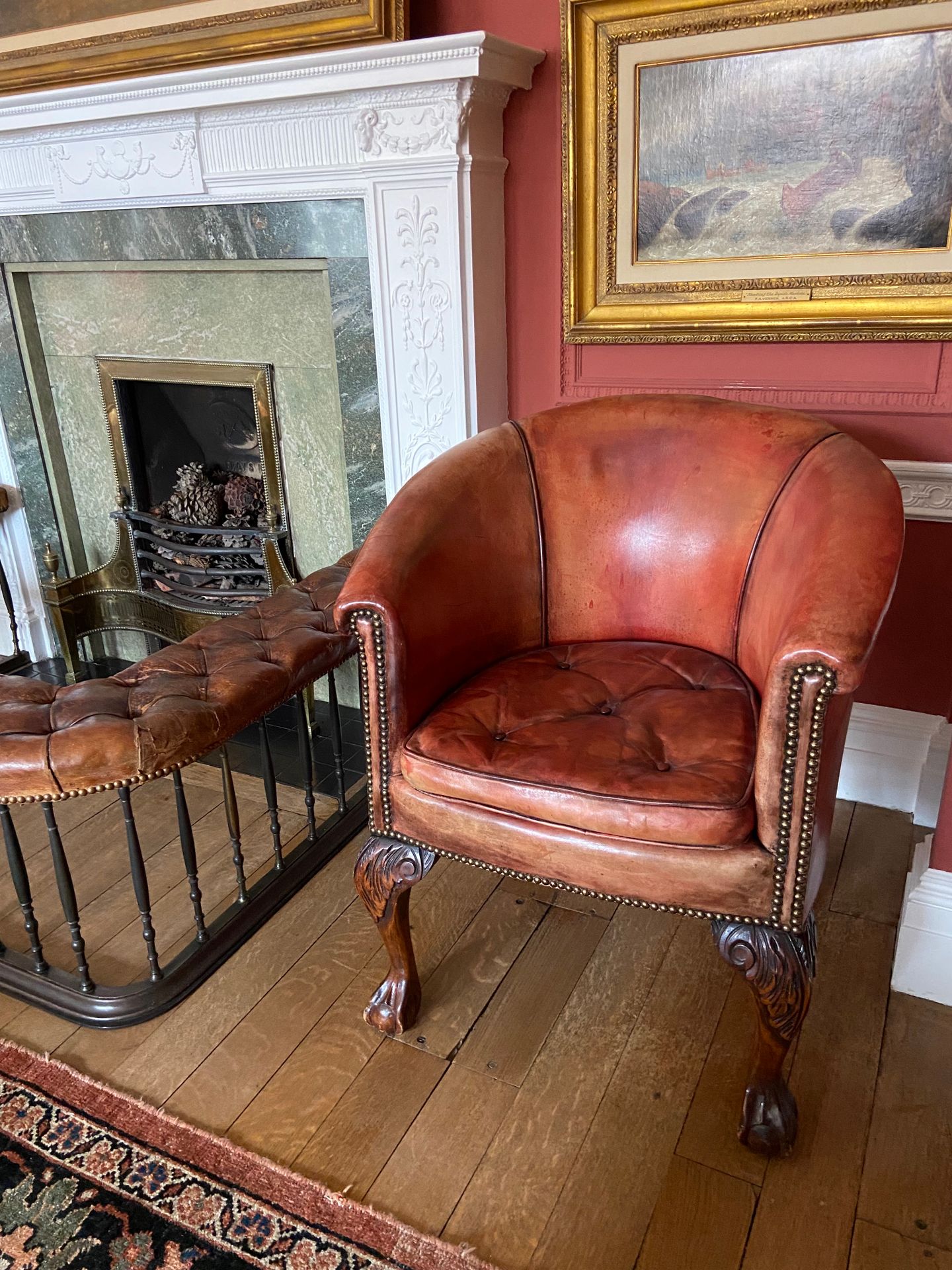 Pair of Leather Upholstered Tub Chairs 一对皮革软垫浴缸椅。大约在1900年。 尺寸。32英寸（高）x 21英寸（宽）。