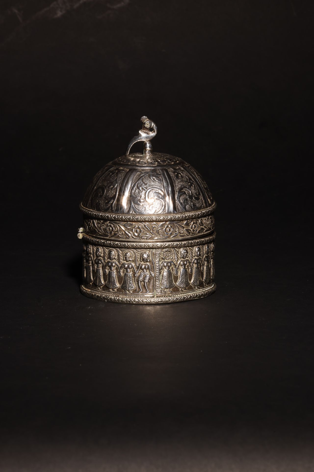 An Antique South Asian Domed Silver Casket Un antique coffret en argent à dôme d&hellip;