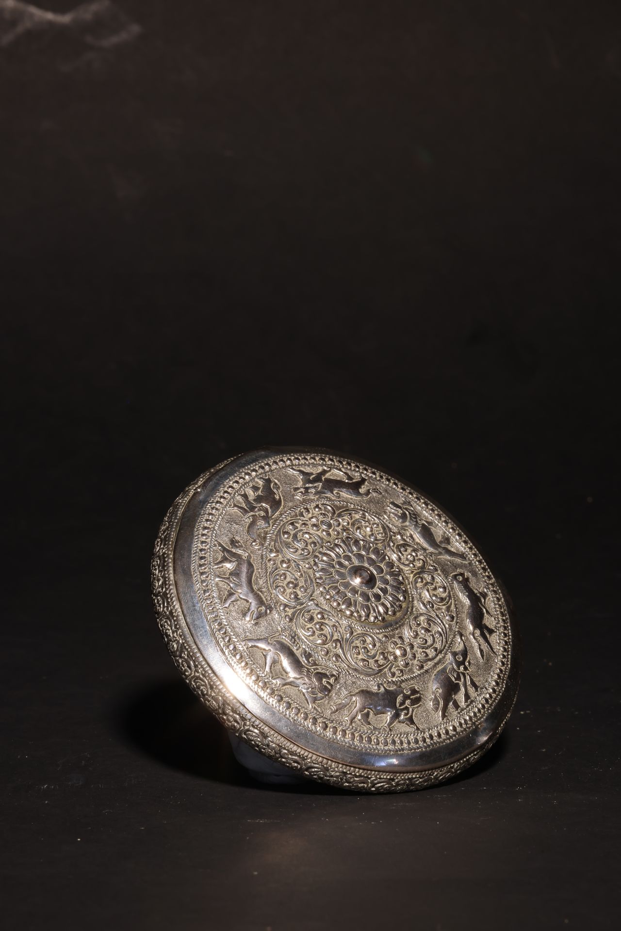 An Antique South Asian Round, Lidded Silver Casket Un antique coffret rond en ar&hellip;