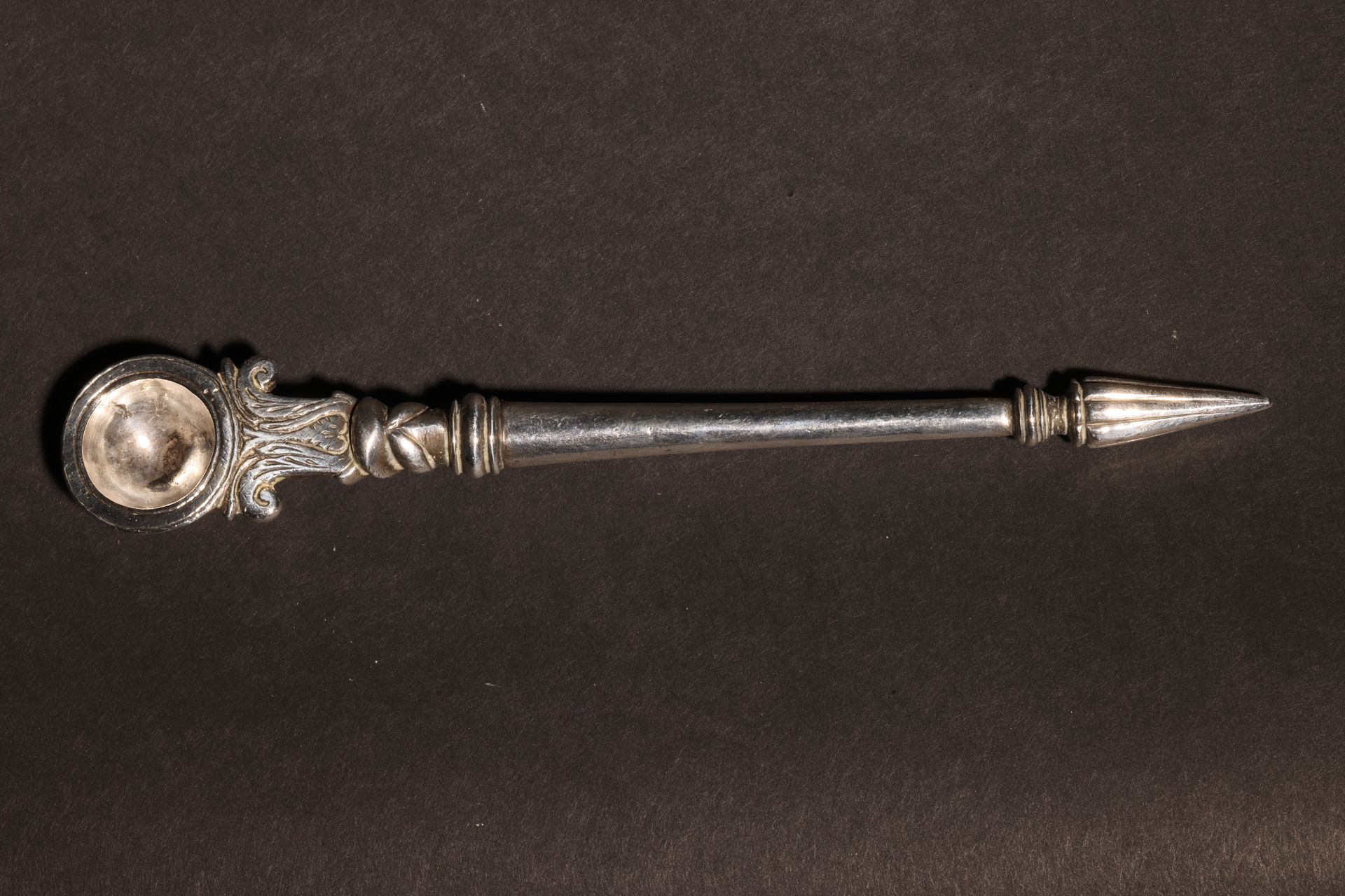 An Antique South Asian Opium Spoon 古老的南亚鸦片汤匙尺寸。约6英寸长