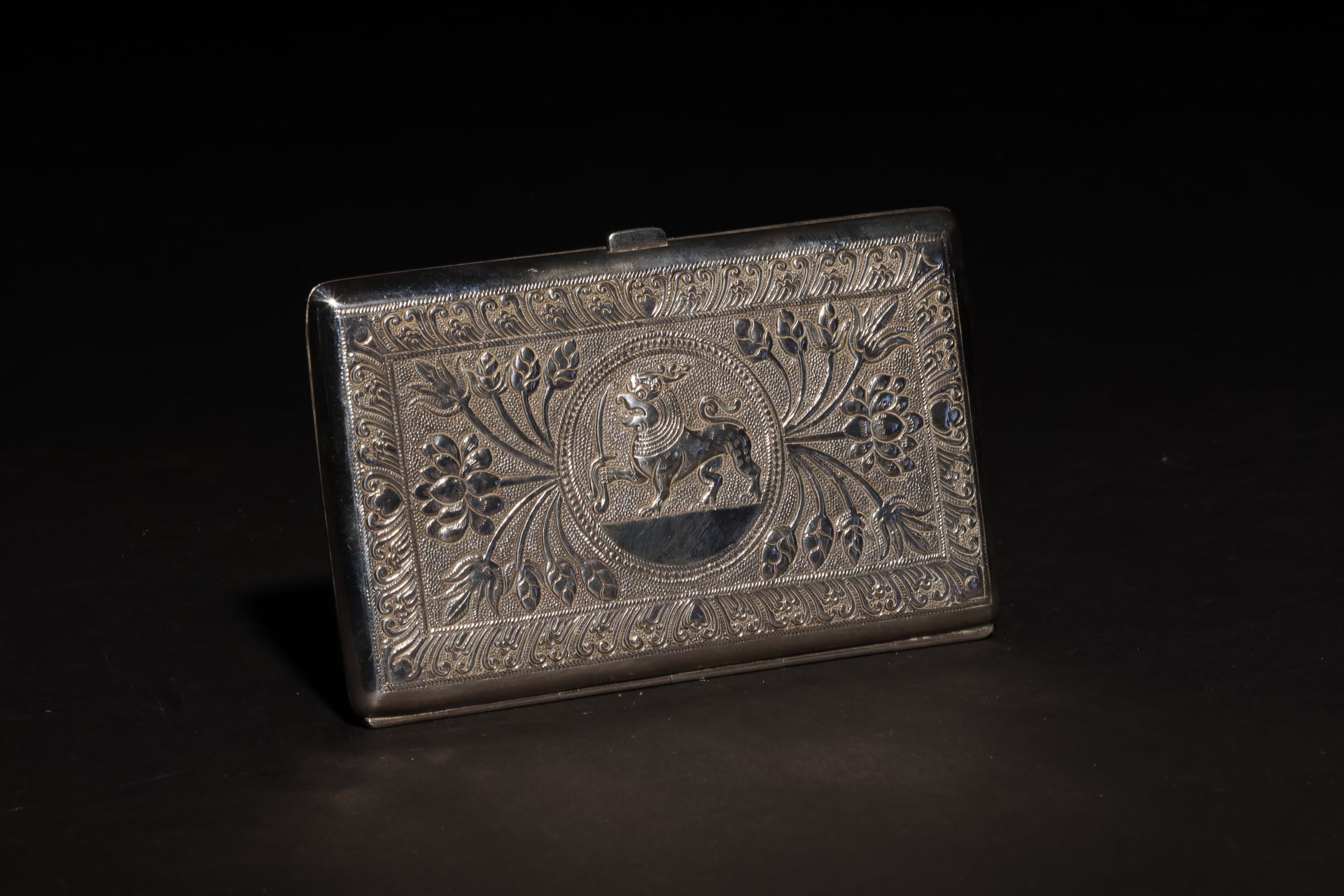 An Antique South Asian Silver Cigarette Box 一个古老的南亚银烟盒。 顶部有一个压印的斯里兰卡徽章。 背面浮雕有寺庙、&hellip;