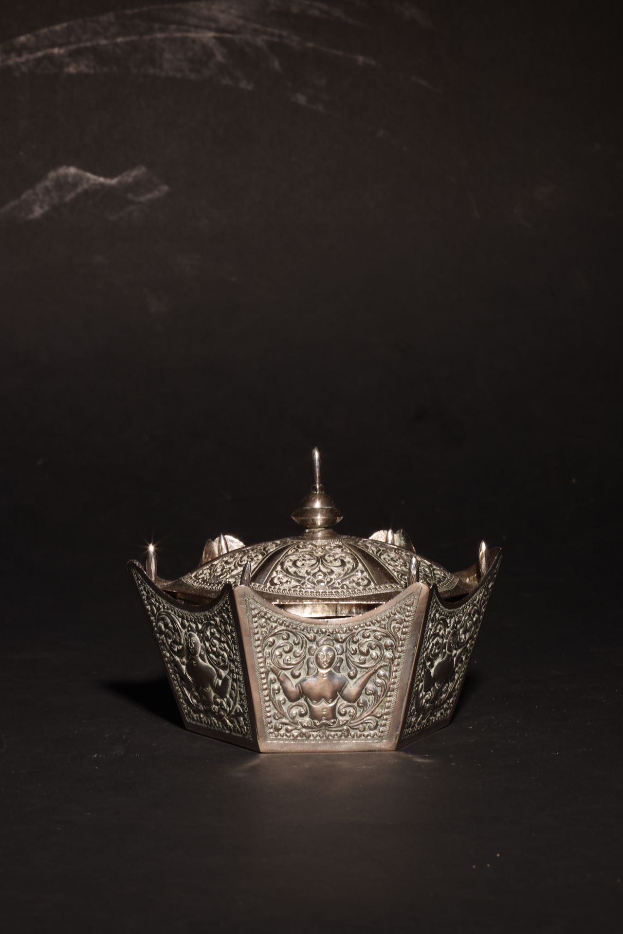 An Antique South Asian Hexagonal Silver Casket Antiguo cofre hexagonal de plata &hellip;