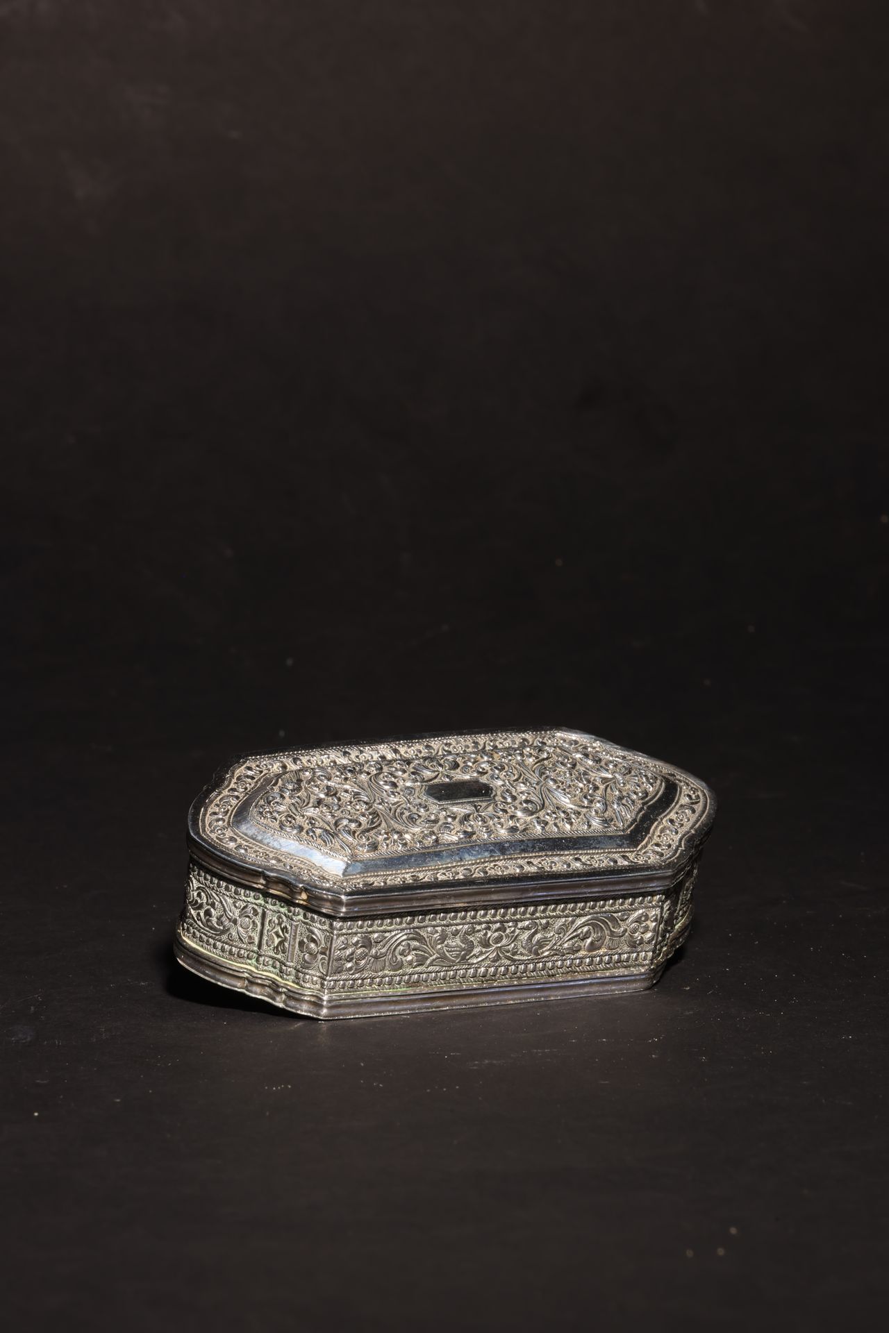 An Antique South Asian Silver Lozenge-Shaped Casket 一个古老的南亚银质菱形匣子，带有盖子。盒盖和盒身压印有花&hellip;