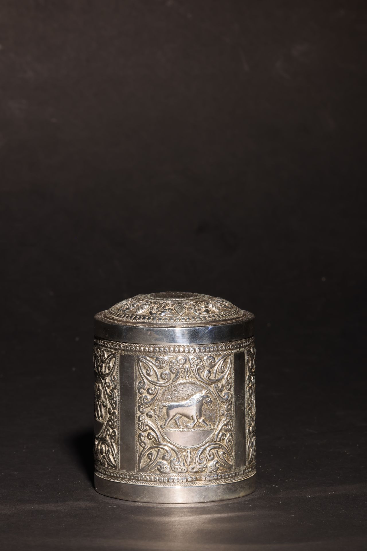 An Antique South Asian Lidded, Cylindrical Silver Casket 一个古老的南亚的有盖圆柱形银匣。 盖子上有一个&hellip;