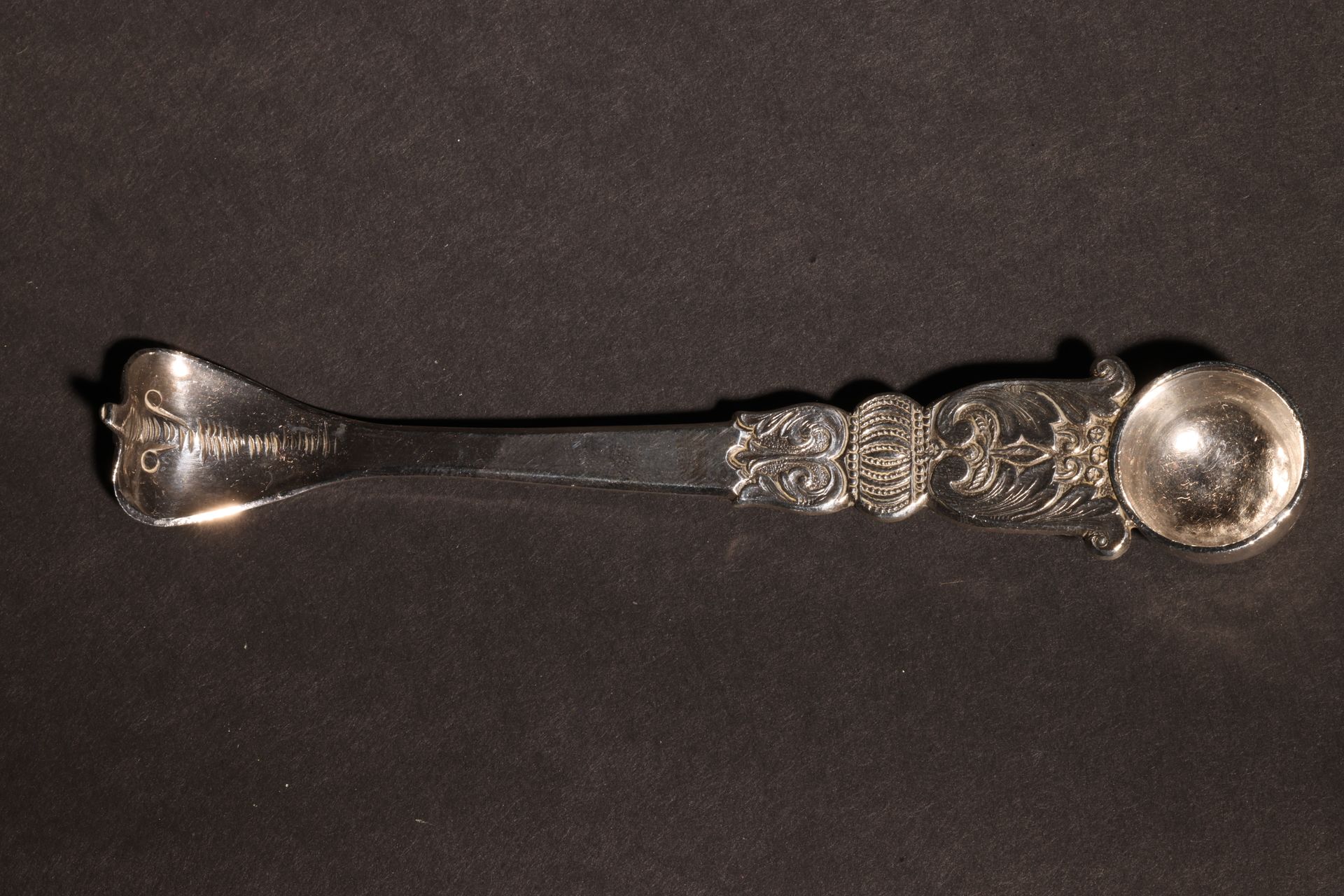 An Antique South Asian Opium Spoon Une ancienne cuillère à opium d'Asie du Sud D&hellip;