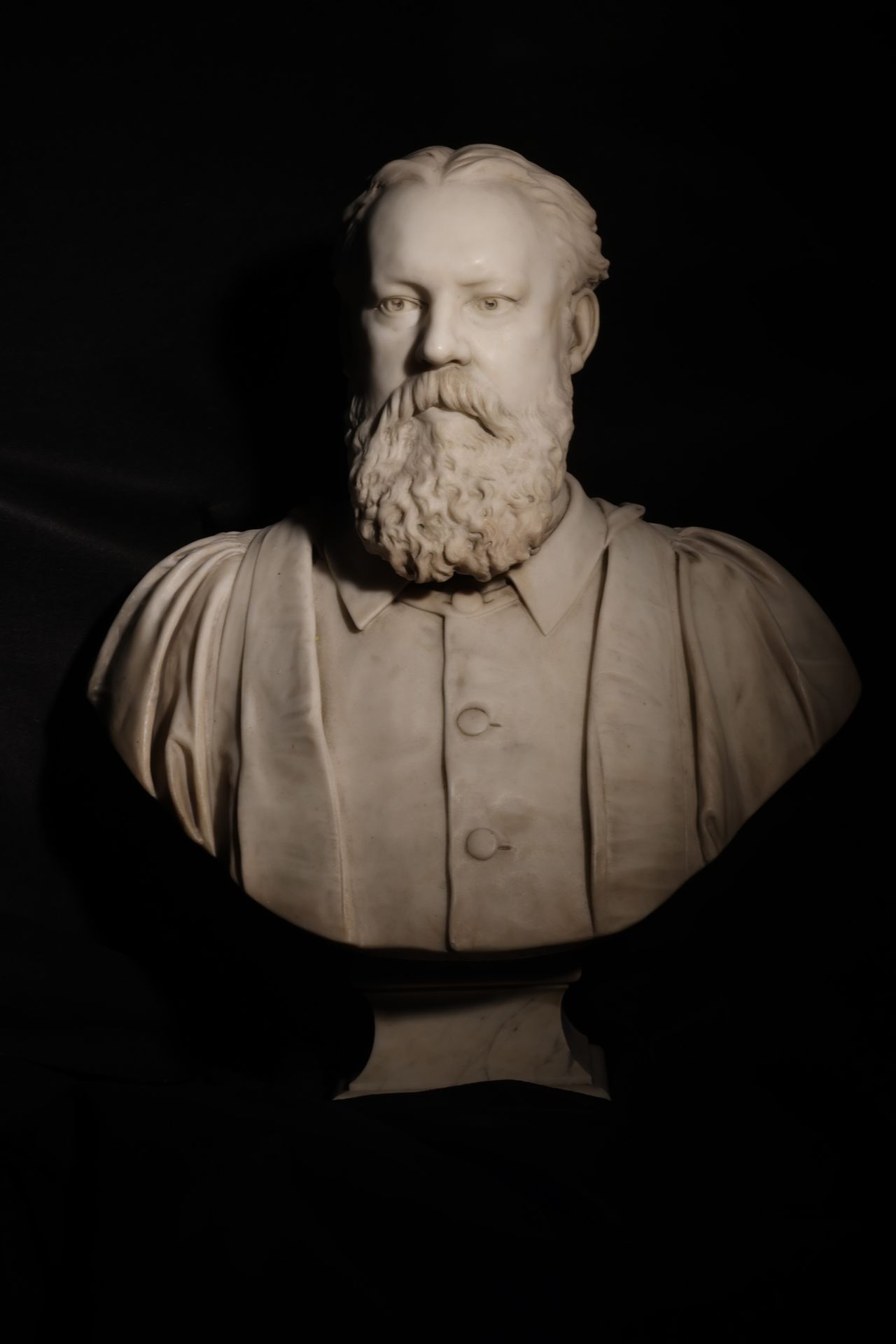 19th Century, Portrait Bust of Notable Man of Letters, Marble A vendre sans rése&hellip;