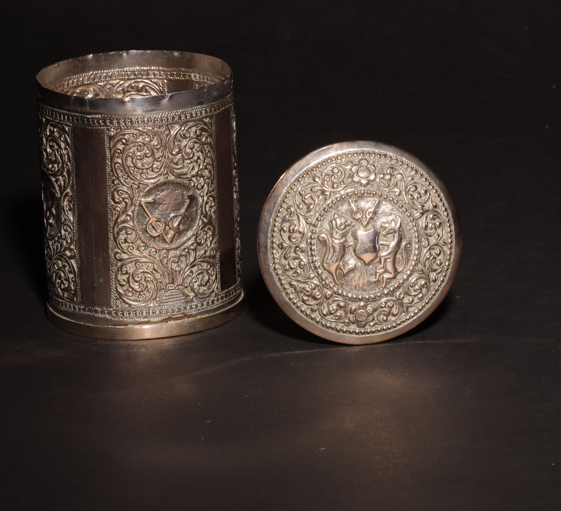 An Antique South Asian Cylindrical Silver Casket with Domed Lid 一个古旧的南亚圆柱形银匣和圆顶盖&hellip;