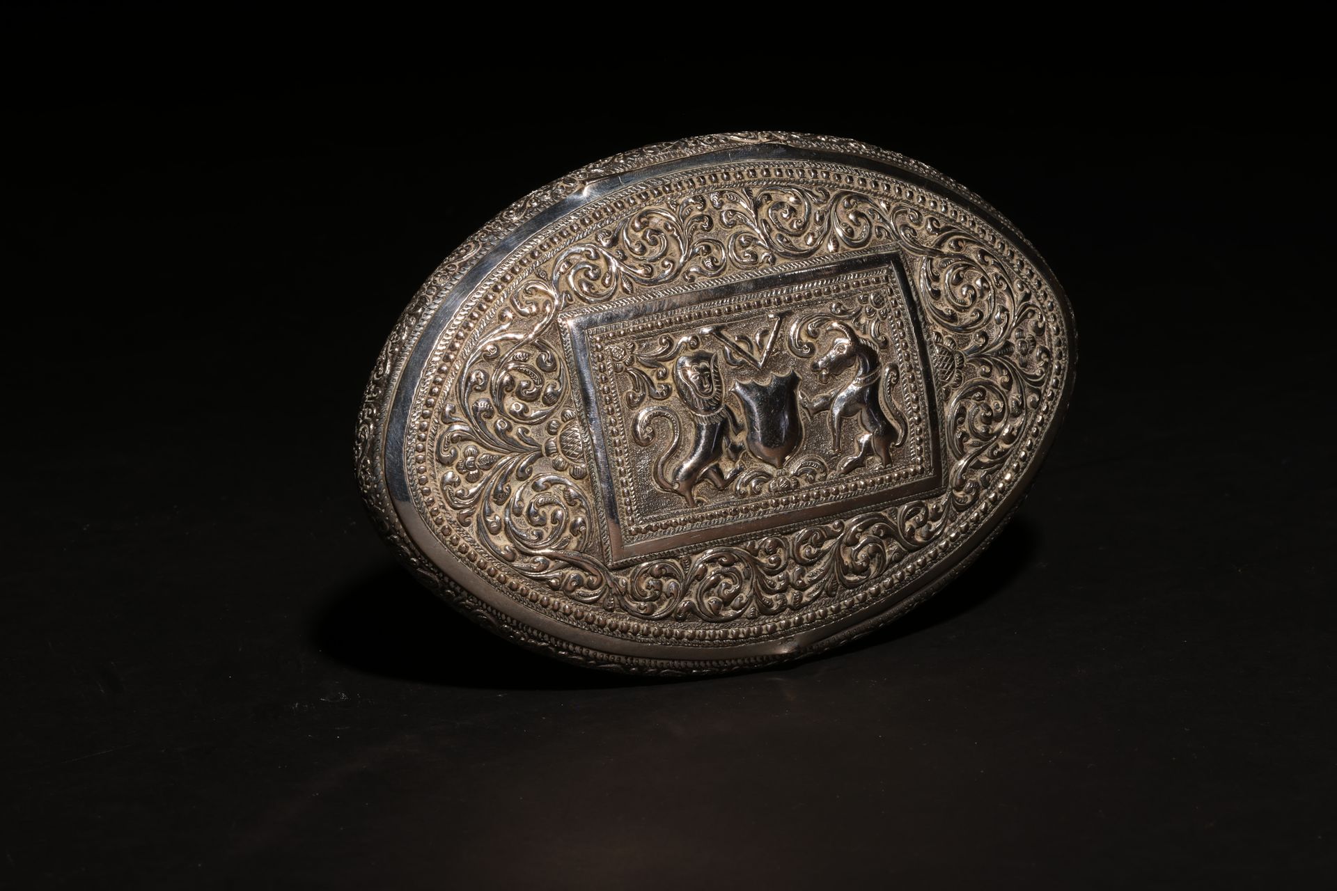 A Large Antique South Asian Ovoid Silver Casket Grand coffret ovoïde antique en &hellip;