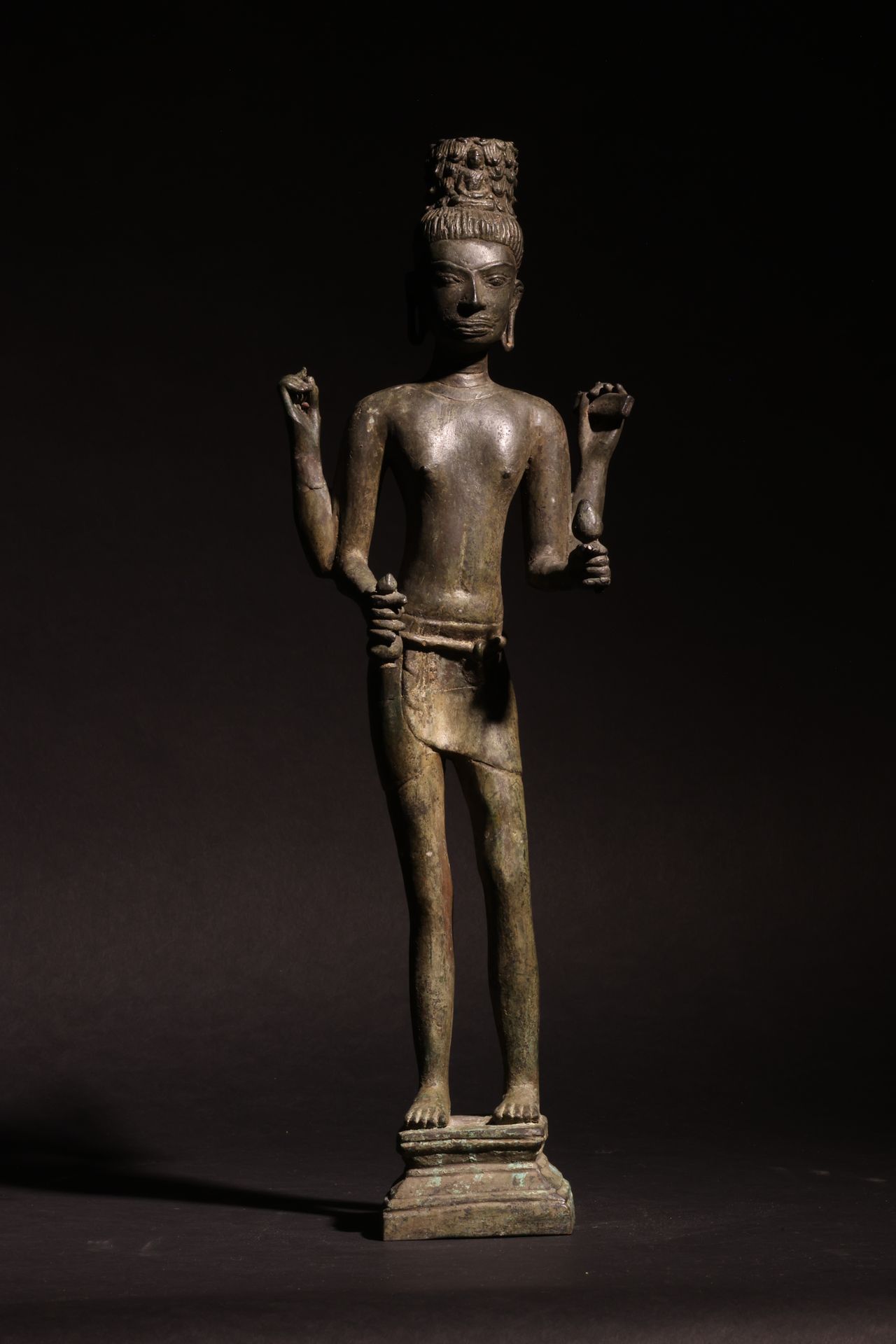 South Asian, 19th Century, Hindu Deity, Bronze 南亚。19世纪。一个印度教的神灵。青铜器。 一位有身份的绅士的财产&hellip;