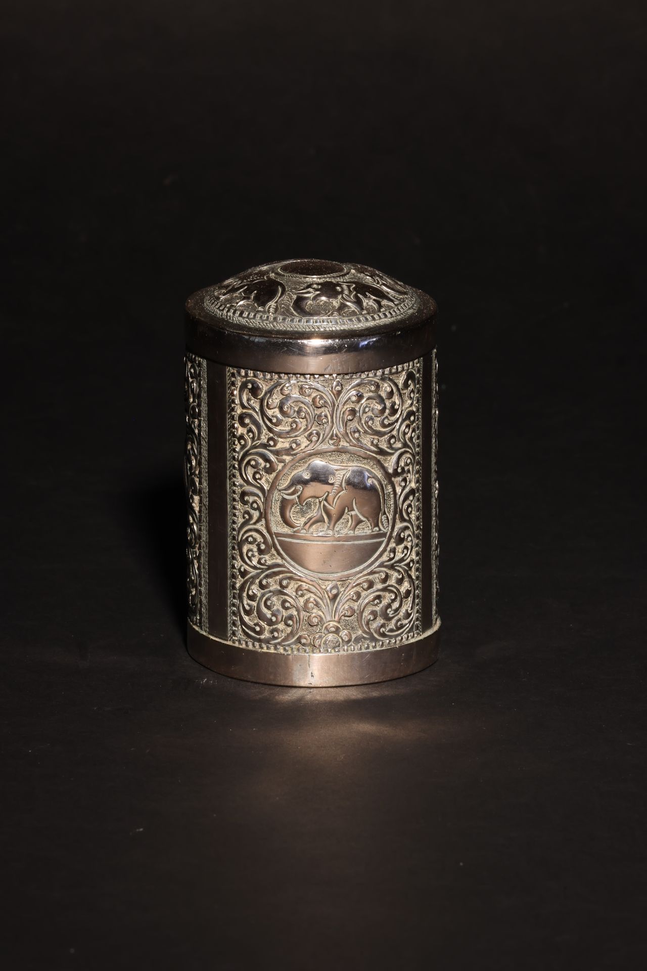 An Antique South Asian Cylindrical Silver Casket and Domed Lid Antiguo cofre cil&hellip;