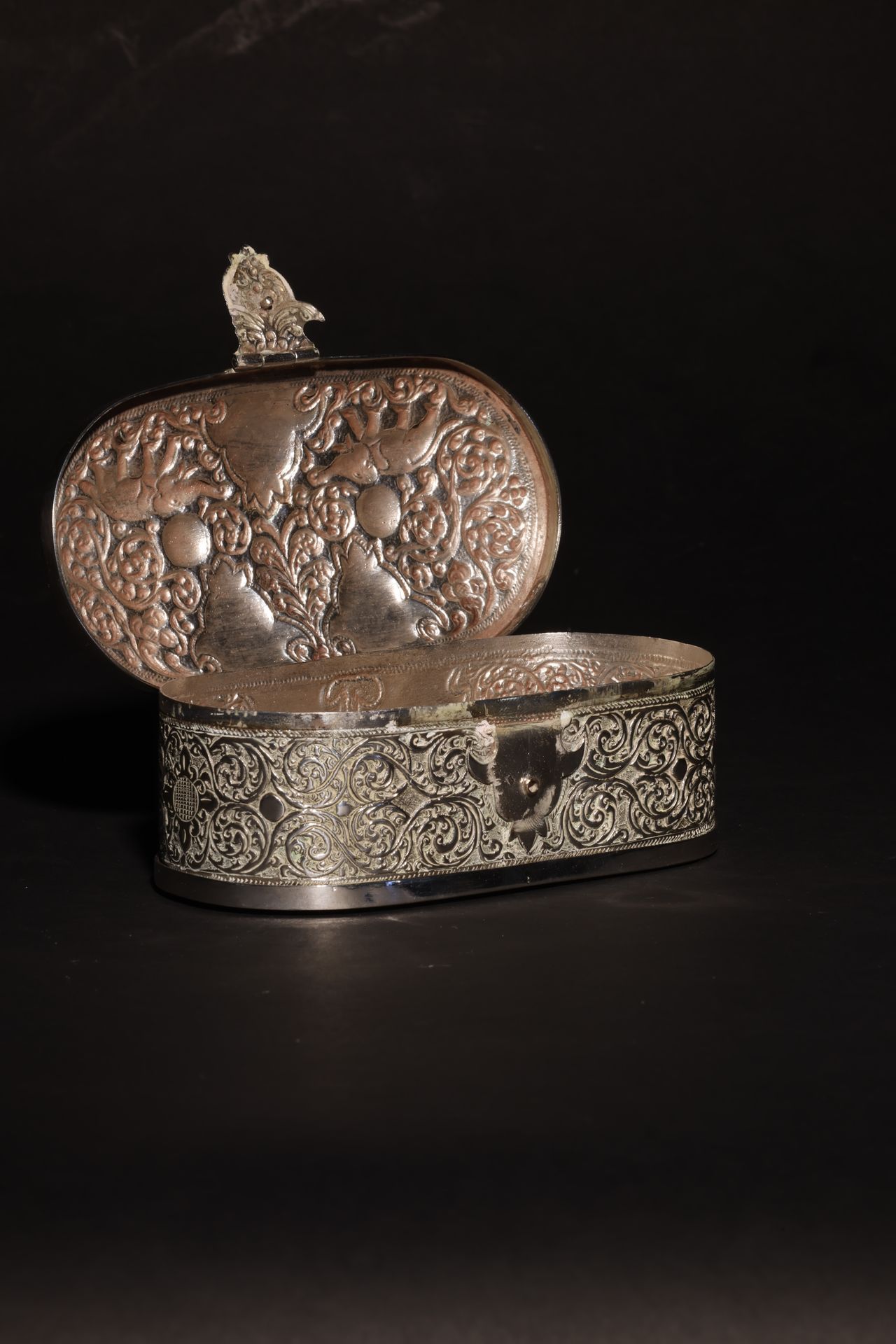 An Antique South Asian Lidded Squircle Silver Casket with a Handle An antique So&hellip;