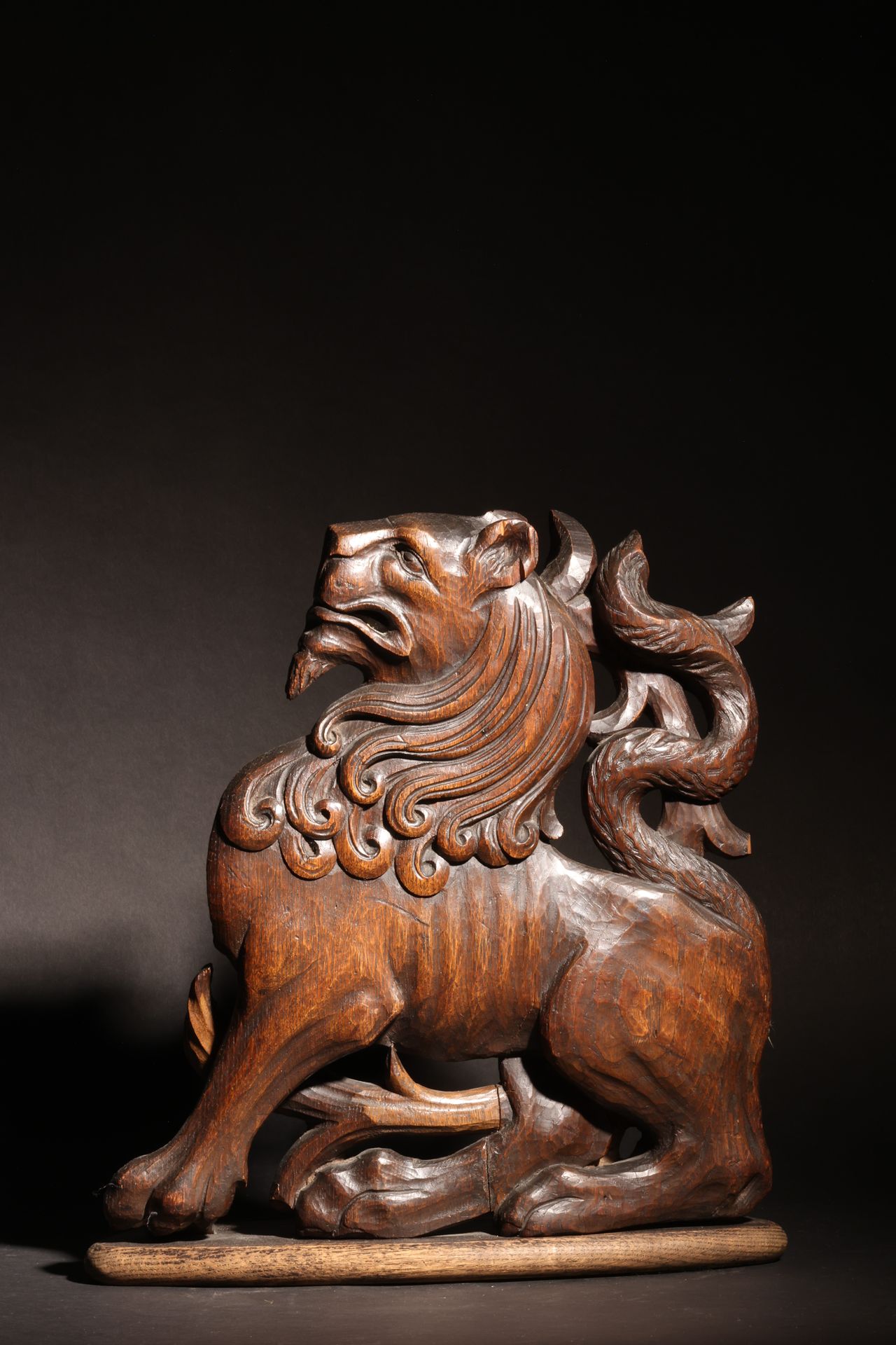A Large Antique Wooden Carving of a Lion Grande scultura antica in legno raffigu&hellip;