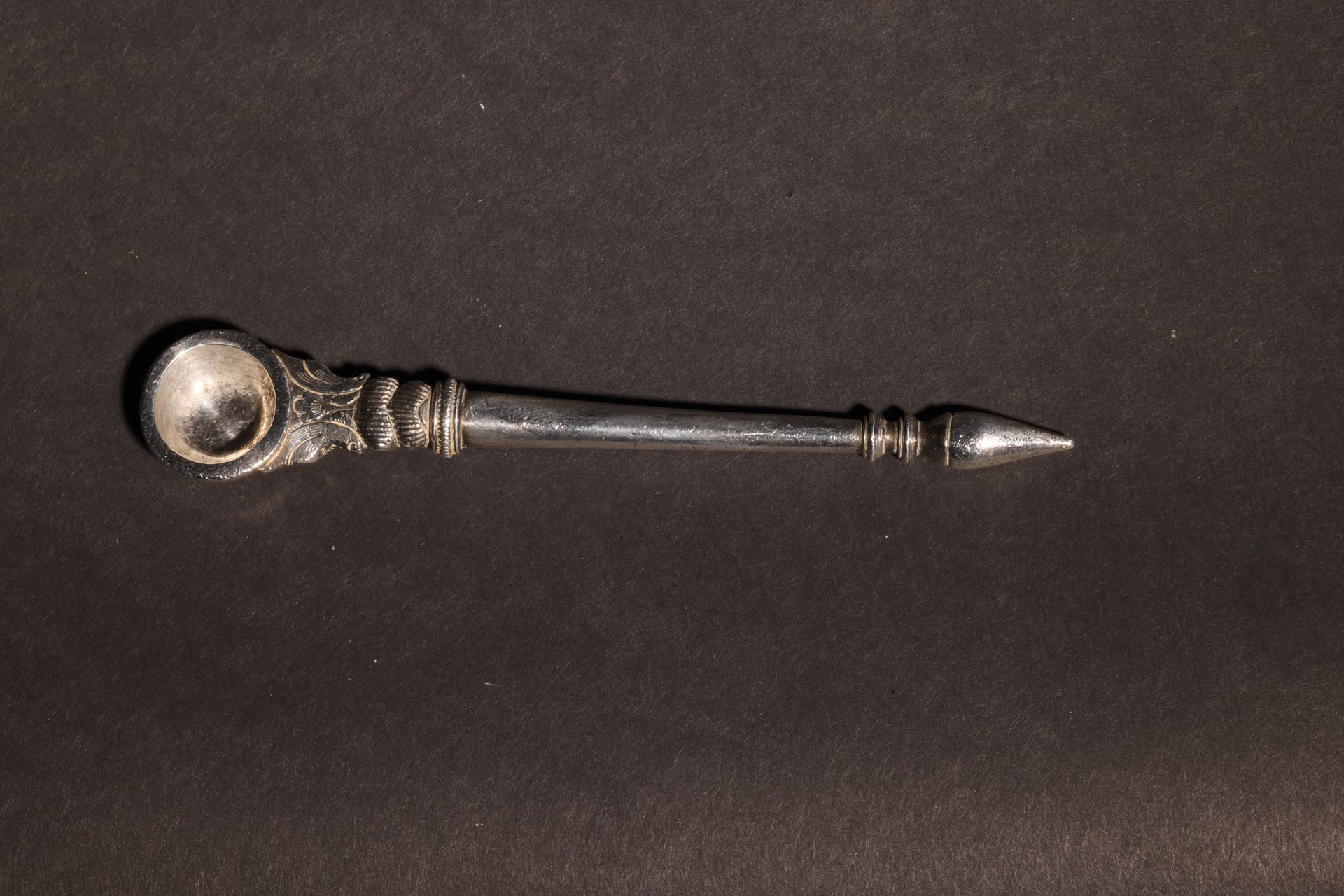 An Antique South Asian Opium Spoon 古老的南亚鸦片汤匙尺寸。约6英寸长