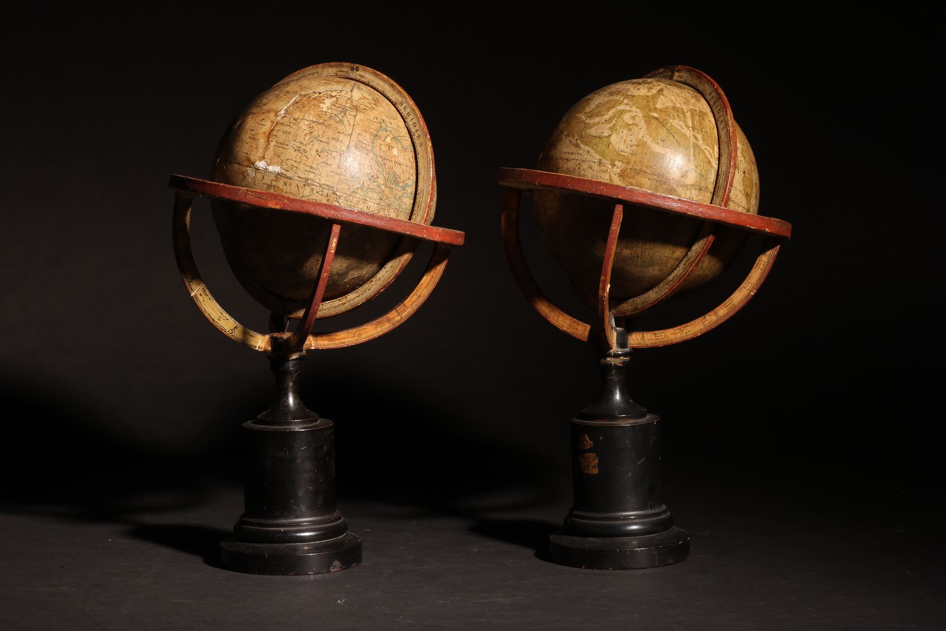 A Pair of 18th Century (?) Globes Une paire de globes du 18ème siècle ( ?). Prop&hellip;