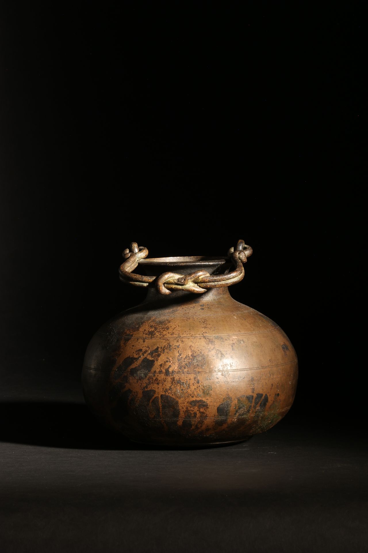 South Asian, 18/19th Century, Lota with Entwined Handle, Bronze Asie du Sud. 18/&hellip;