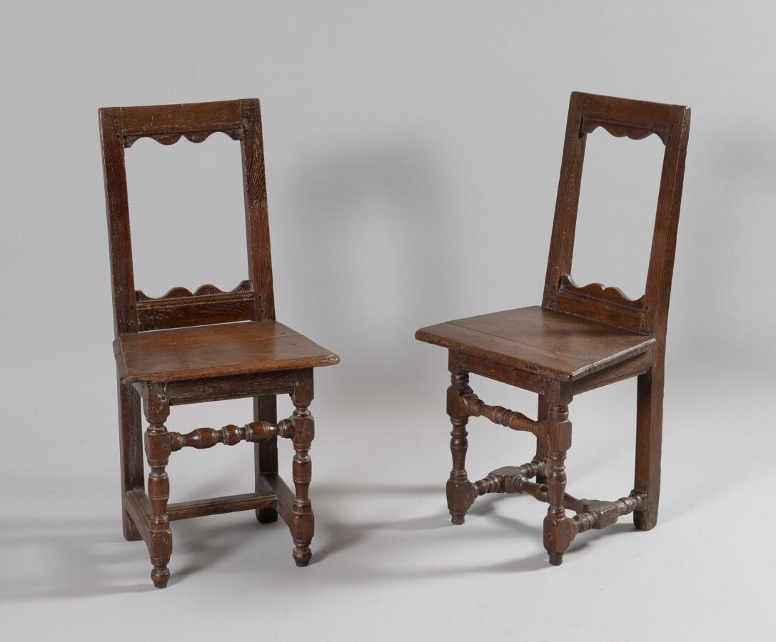 Null 两把洛林橡木椅子，有一个转弯的底座，由一个支杆连接。

19世纪初

一个座位要用胶水粘合，一个加固物要用螺丝固定