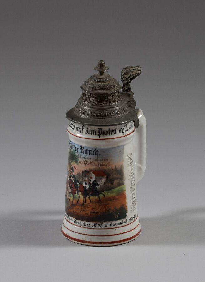 Null Rauch后备军杯，多色瓷，装饰有1891-94年达姆施塔特龙骑兵23团的骑兵。底部装饰有代表一对夫妇的石刻。盖子和水壶是锡制的。

德国 19世纪末&hellip;
