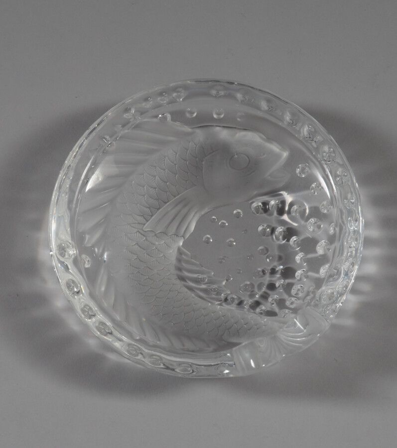 Null LALIQUE 法国

一个有鱼图案的磨砂压制玻璃碗。签名。

直径15.5厘米