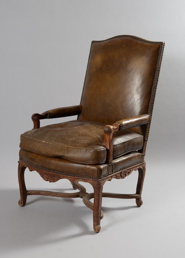 Null Großer Sessel mit flacher Rückenlehne aus Buchenholz, auf dem Gurt geschnit&hellip;