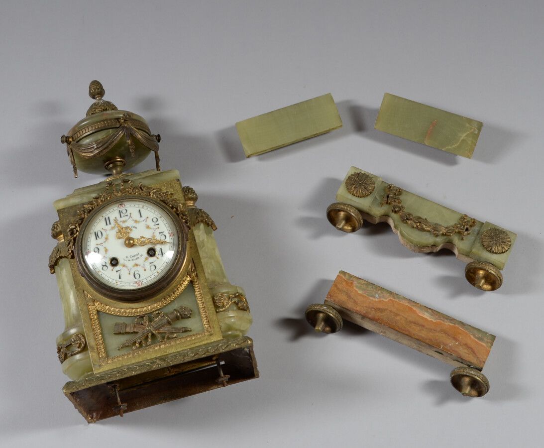 Null 绿玛瑙和青铜钟，珐琅表盘上有花环和阿拉伯数字。

拿破仑三世时期

高度40厘米

有待重新组装，缺少螺丝和螺栓