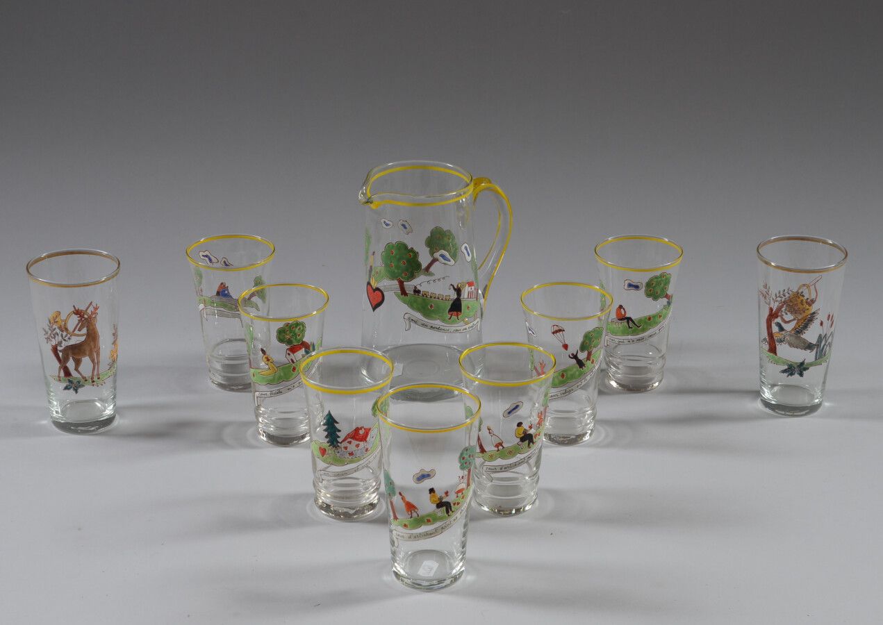 Null 多色珐琅玻璃桔子水服务，带有格言装饰，包括一个水壶和七个杯子。

50年代的作品

两个有鹿和鸭子装饰的珐琅杯。