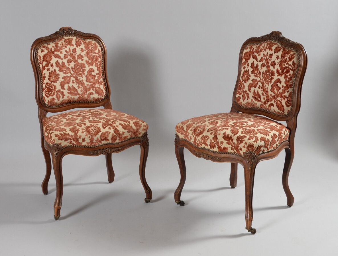 Null Paire de chaises en bois naturel sculpté de coquilles et de fleurs reposant&hellip;