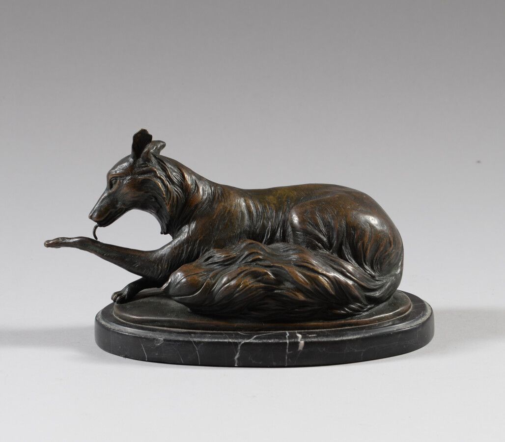 Null Dog licking its paw

Bronze with brown patina, signed "MILO" on the terrace&hellip;