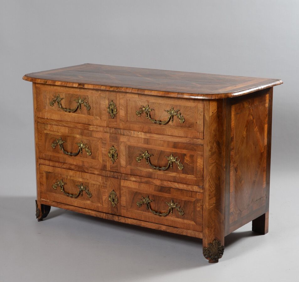Null Chest of drawers with a slightly curved front made of walnut veneer inlaid &hellip;