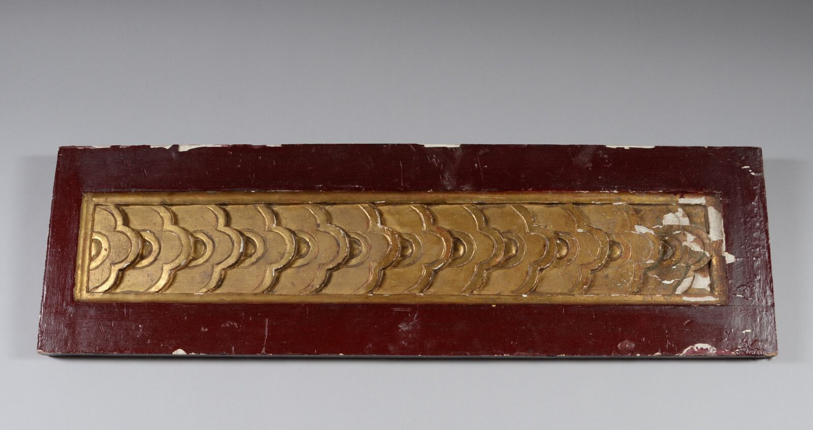 Null Rechteckige dekorative Platte aus rot lackiertem Holz, mit Goldschnitzerei.&hellip;