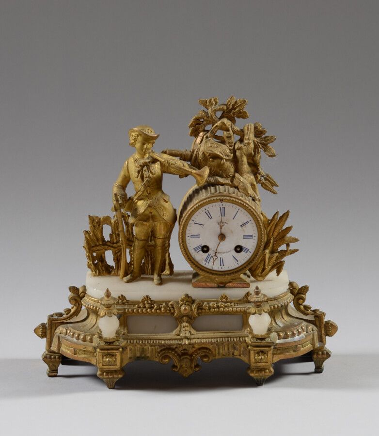 Null 一个镀金和雪花石膏的时钟，装饰着一个吹着号角的猎人。

19世纪晚期

高30厘米

转盘事故