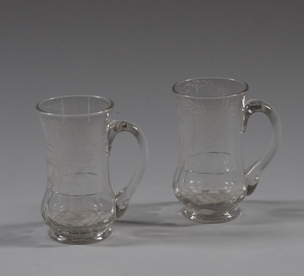 Null 两个切割和雕刻的玻璃高脚杯，手柄为 "Berthe Philippe "和 "Georges Rouart"。

19世纪晚期

高11.25厘米