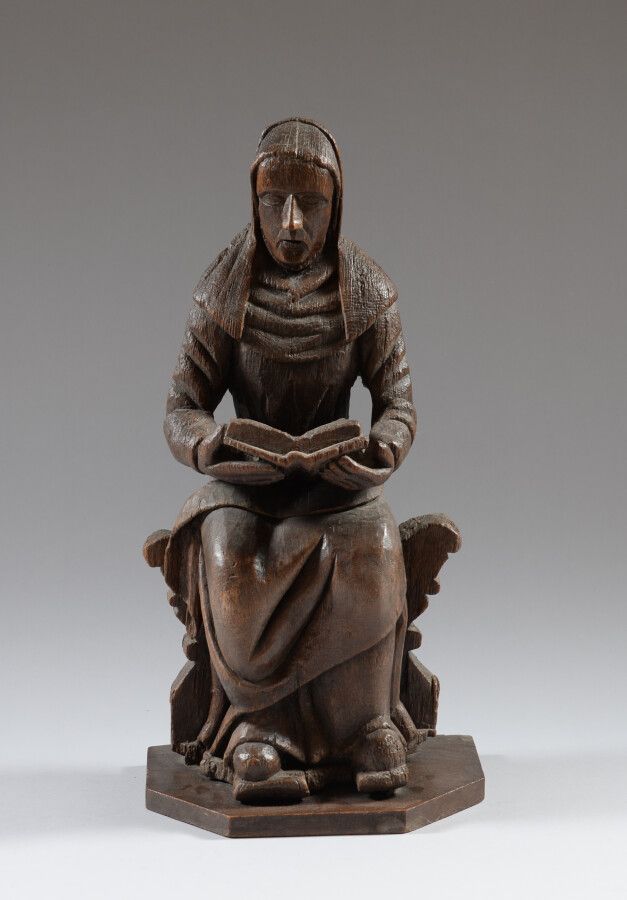 Null Statue en chêne sculpté représentant une religieuse assise un livre ouvert &hellip;
